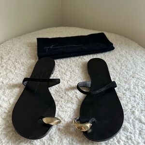Giuseppe Zanotti Toe ring Black and Gold Sandals. Size 38